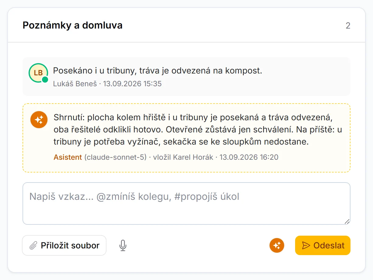 Poznámky a domluva u úkolu: běžná zpráva od kolegy a pod ní zpráva od asistenta v přerušovaném žlutém rámečku s oranžovou ikonou a podpisem Asistent, název modelu a vložil Karel Horák