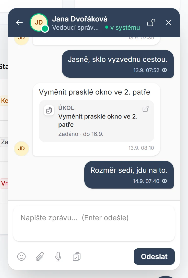 Otevřený rozhovor s kolegyní: bubliny zpráv s časem a značkou přečteno, sdílená kartička úkolu Vyměnit prasklé okno ve 2. patře se stavem a termínem a dole pole pro psaní