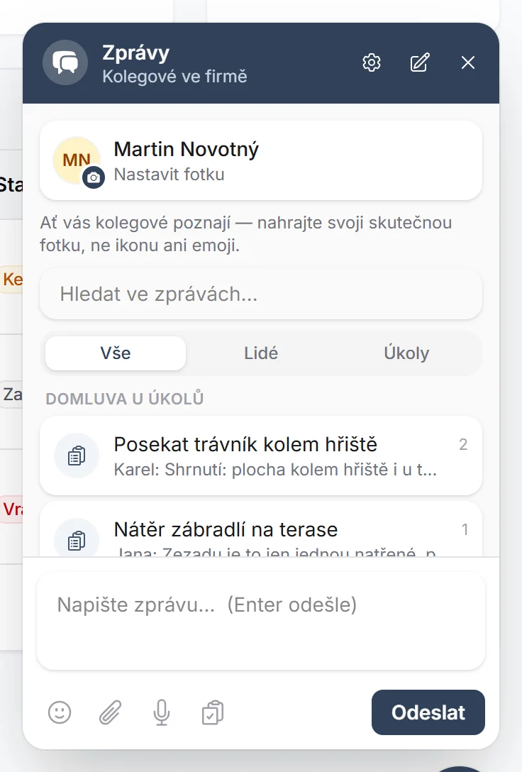 Okno Zprávy: nahoře vlastní fotka s odkazem Nastavit fotku, pole Hledat ve zprávách, záložky Vše, Lidé a Úkoly a seznam Domluva u úkolů s počtem zpráv; dole pole pro psaní a lišta se smajlíkem, přílohou, mikrofonem a úkolem