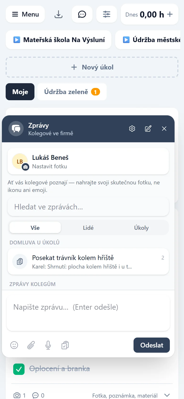 Pracovní režim na telefonu s ikonou bubliny v horní liště a nad úkoly otevřeným oknem Zprávy se seznamem domluvy u úkolů a polem pro psaní