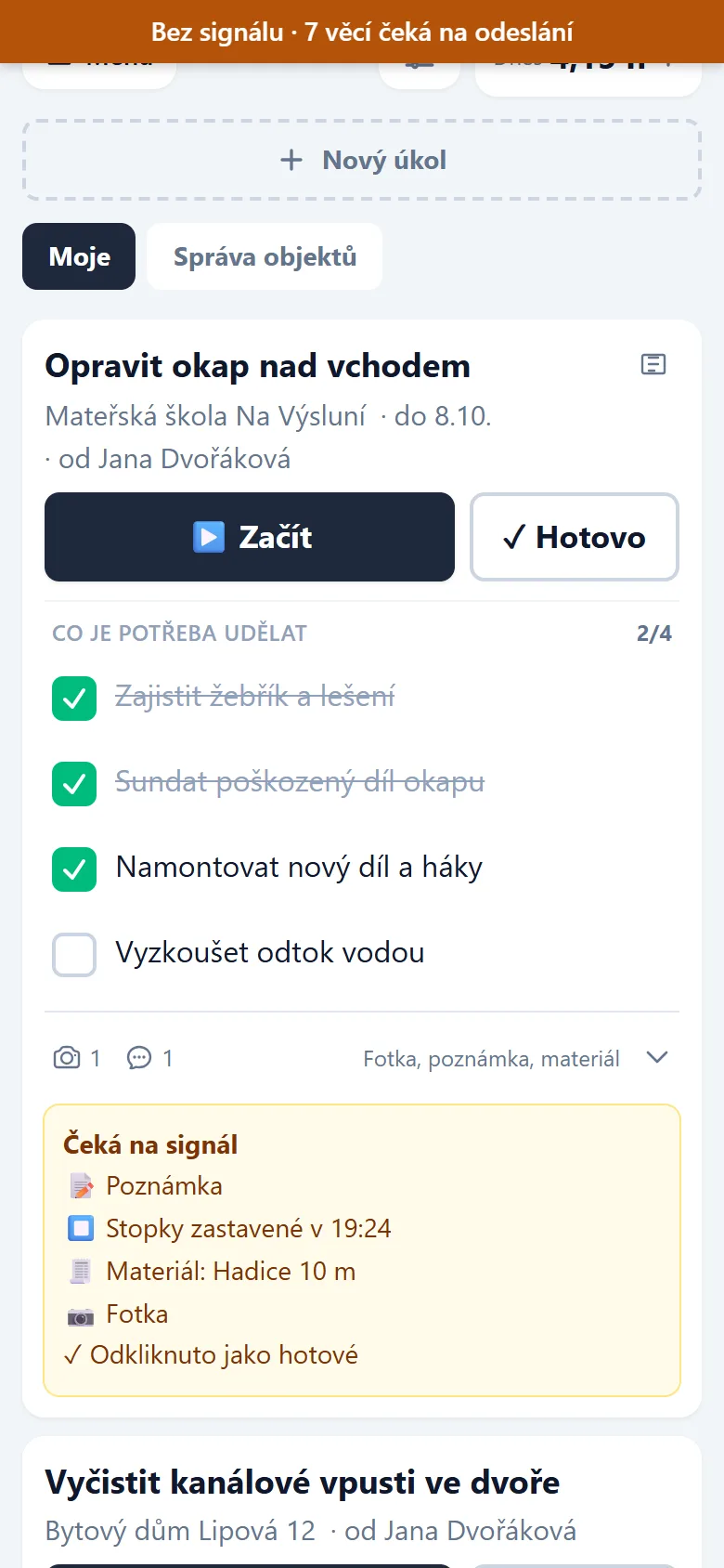 Pracovní režim bez signálu: nahoře oranžový pruh „Bez signálu · 7 věcí čeká na odeslání", u úkolu zaškrtnutý bod seznamu a žlutý rámeček Čeká na signál s poznámkou, zastavenými stopkami, materiálem, fotkou a odkliknutím