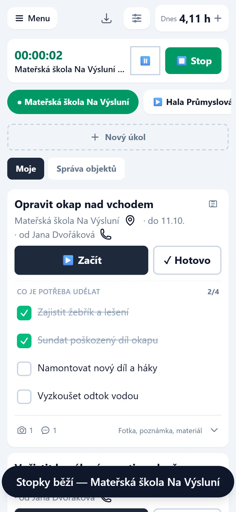 Pracovní režim se zelenými stopkami nahoře: čas, název objektu, tlačítko pauzy a Stop; pod nimi řádek objektů, kde je běžící objekt zelený