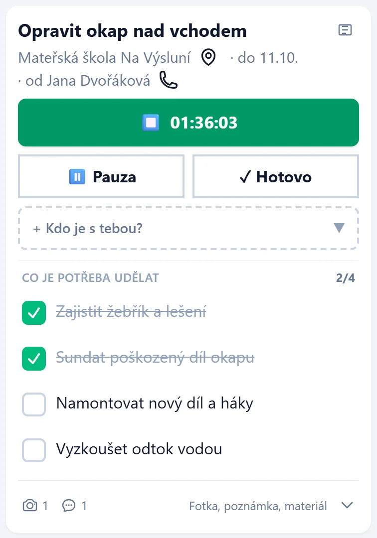 Karta úkolu s běžícími stopkami, pod nimi Pauza a Hotovo, tlačítko Kdo je s tebou a kontrolní seznam se dvěma odškrtnutými body ze čtyř