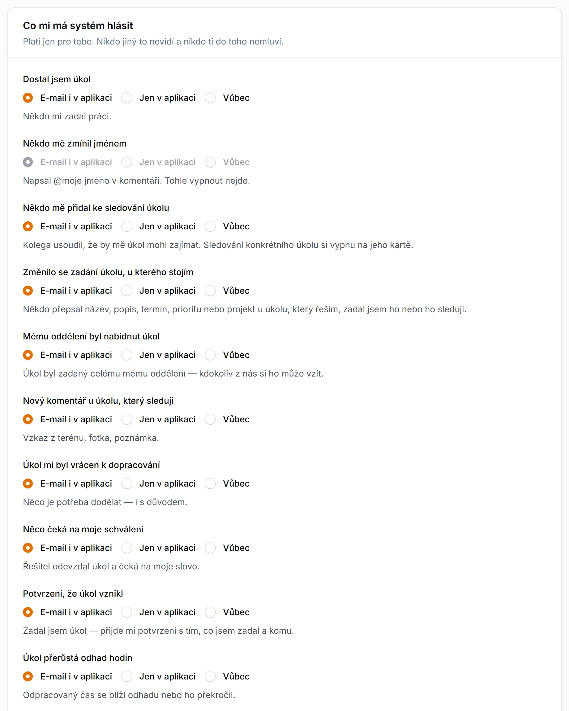 Obrazovka Co mi má systém hlásit: u každého druhu upozornění volba E-mail i v aplikaci, Jen v aplikaci nebo Vůbec a pod ním vysvětlení, kdy chodí; volba u zmínky jménem je zašedlá